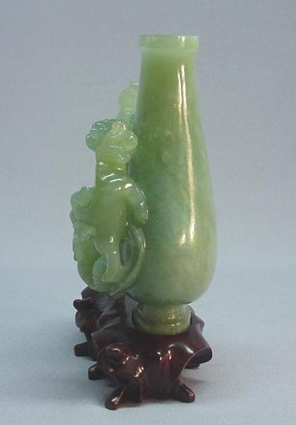 CHINESE BOWENITE CARVING OF A VASE