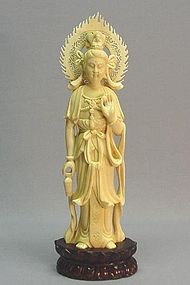 EARLY 20TH CENTURY CHINESE IVORY CARVING OF GUAN-YIN