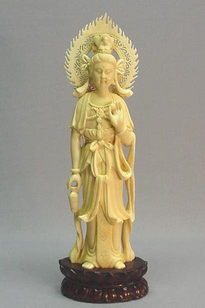 EARLY 20TH CENTURY CHINESE IVORY CARVING OF GUAN-YIN
