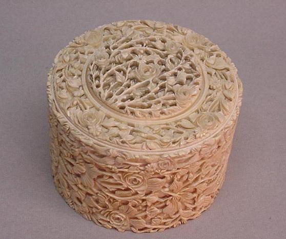 EARLY 19TH C. CHINESE EXPORT CARVED IVORY ROUND BOX