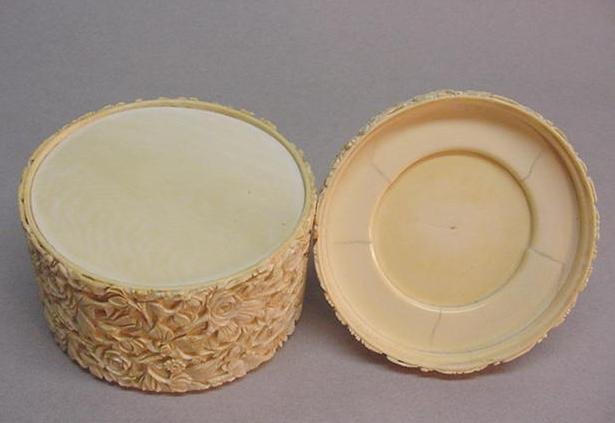 EARLY 19TH C. CHINESE EXPORT CARVED IVORY ROUND BOX