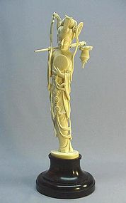 CHINESE EARLY 20TH C. IVORY CARVING OF A BEAUTY