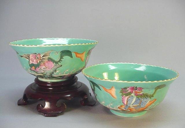 A PAIR OF CHINESE EARLY 19TH C. CERAMIC BOWLS