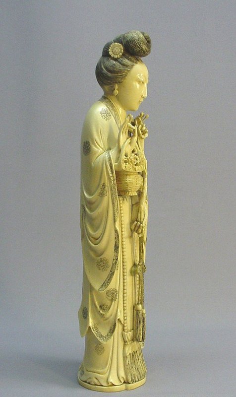 19TH C. CHINESE IVORY CARVING OF A NOBLE LADY
