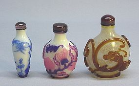 CHINESE OVERLAY GLASS SNUFF BOTTLES