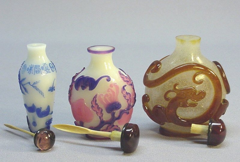 CHINESE OVERLAY GLASS SNUFF BOTTLES