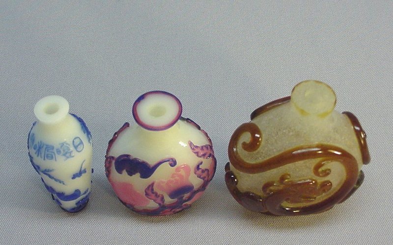 CHINESE OVERLAY GLASS SNUFF BOTTLES