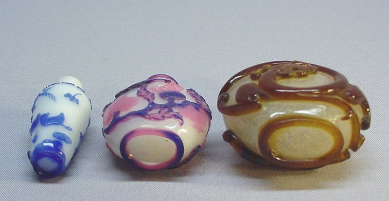 CHINESE OVERLAY GLASS SNUFF BOTTLES