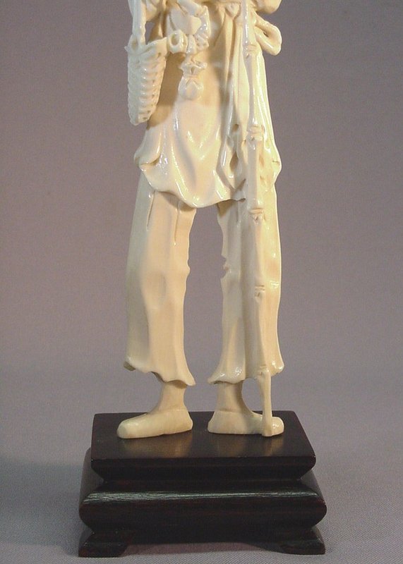 CHINESE IVORY CARVING OF AN ELDERLY MAN