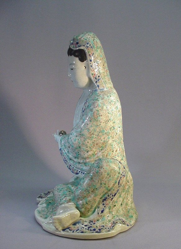 CHINESE PORCELAIN STATUE OF GUANYIN