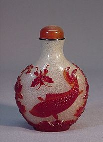 CHINESE OVERLAY GLASS SNUFF BOTTLE