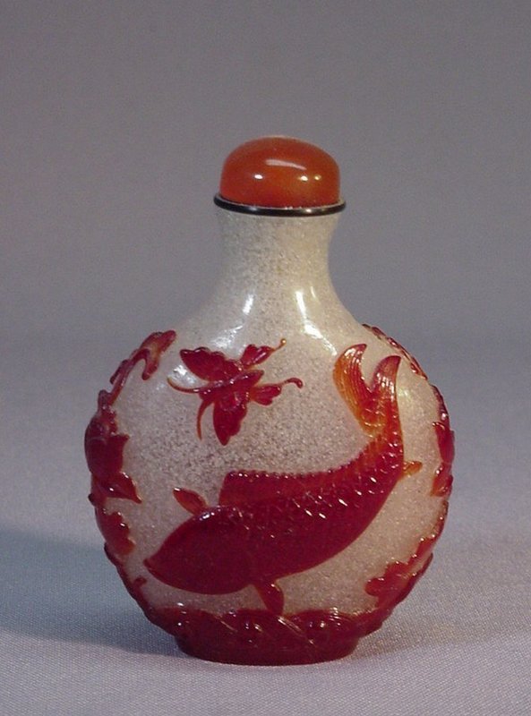 CHINESE OVERLAY GLASS SNUFF BOTTLE