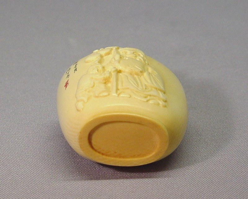 CHINESE CARVED IVORY SNUFF BOTTLE
