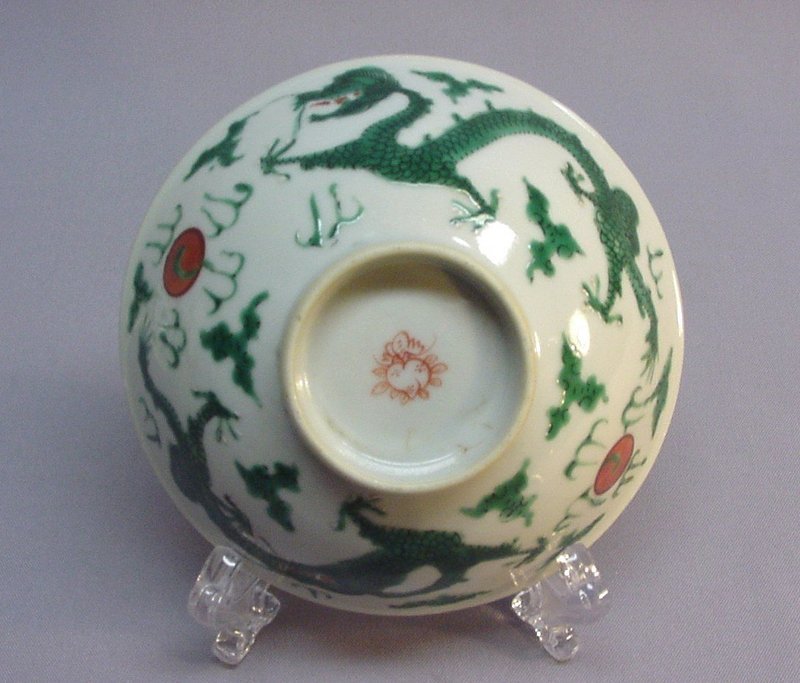 A PAIR OF CHINESE FAMILLE VERTE BOWLS