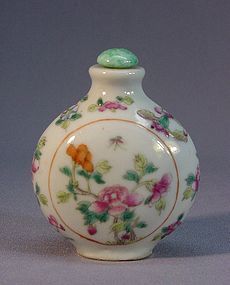 CHINESE FAMILLE ROSE PORCELAIN SNUFF BOTTLE