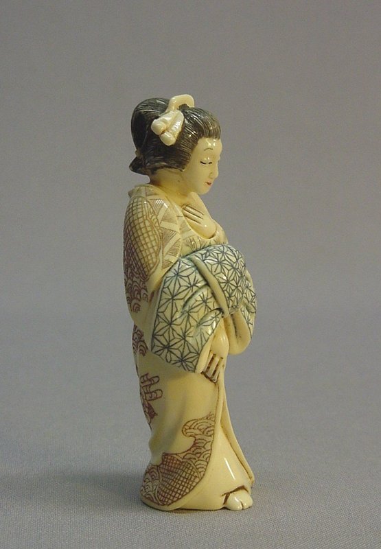 JAPANESE IVORY SMALL CARVED OKIMONO OF A GEISHA