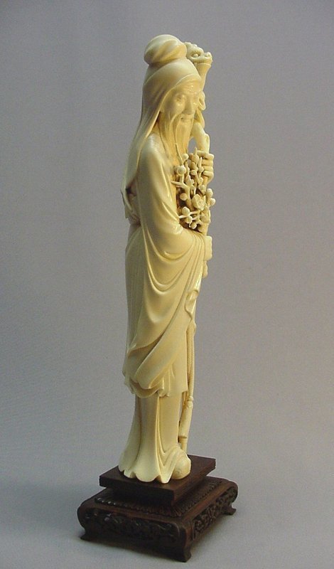 CHINESE IVORY CARVING OF A SCHOLAR