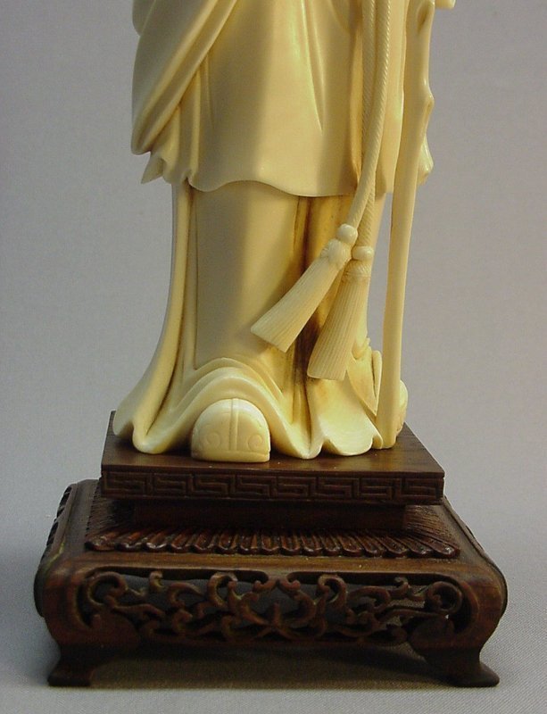 CHINESE IVORY CARVING OF A SCHOLAR
