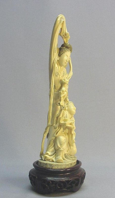 CHINESE IVORY CARVING OF A NOBLE WOMAN