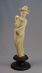 19TH CENTURY CHINESE CARVED IVORY STATUE OF A WOMAN