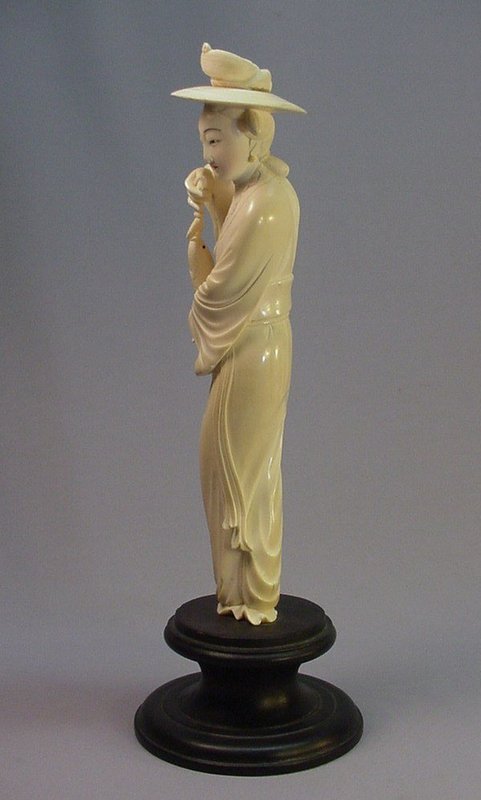 19TH CENTURY CHINESE CARVED IVORY STATUE OF A WOMAN