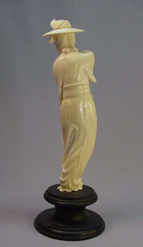 19TH CENTURY CHINESE CARVED IVORY STATUE OF A WOMAN