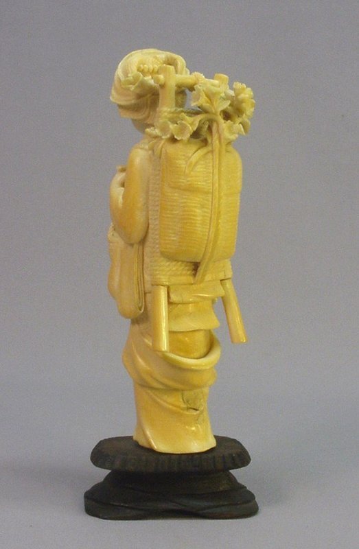 19TH CENTURY JAPANESE IVORY CARVING OF A FARM GIRL