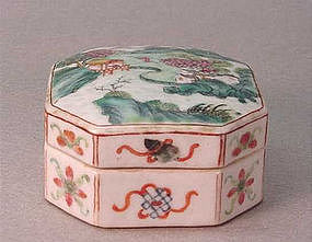 CHINESE LATE 19TH C. PORCELAIN SEAL BOX