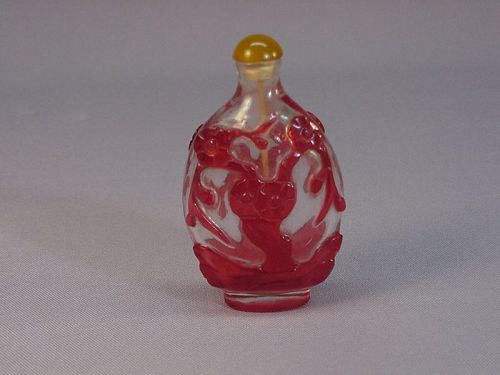 Chinese old overlay glass snuff bottle