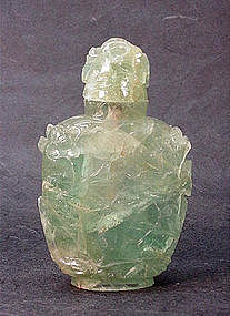 CHINESE CARVED GREEN QUARTZ SNUFF BOTTLE