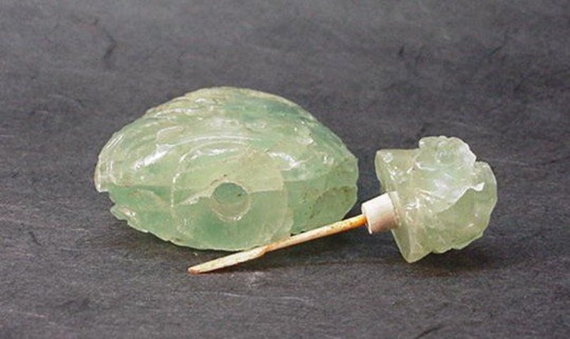 CHINESE CARVED GREEN QUARTZ SNUFF BOTTLE
