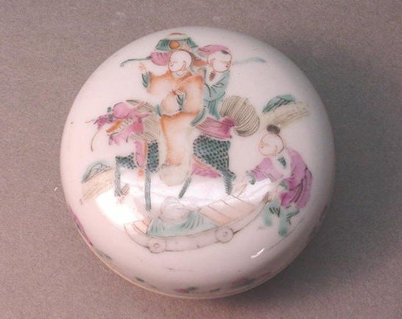 CHINESE LATE 19TH C. PORCELAIN SEAL BOX