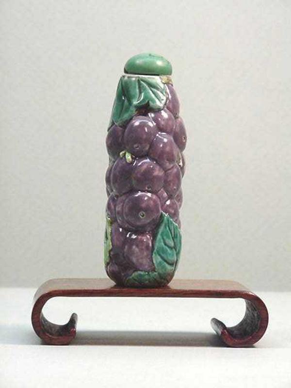 Chinese Porcelain Grape Shape Snuff Bottle
