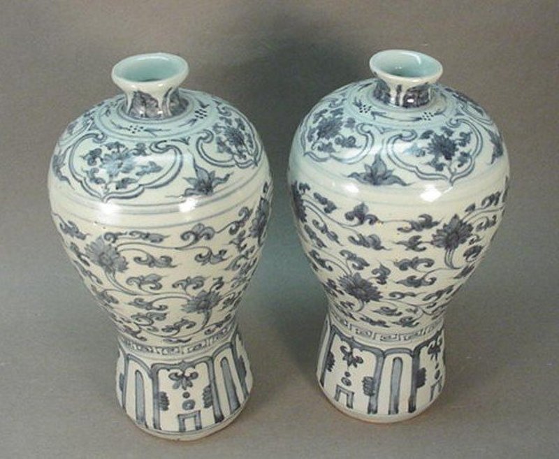 A PAIR OF CHINESE MING DYNASTY B &amp; W VASES