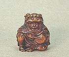 JAPANESE CARVED WOOD NETSUKE OF A DRUMMER