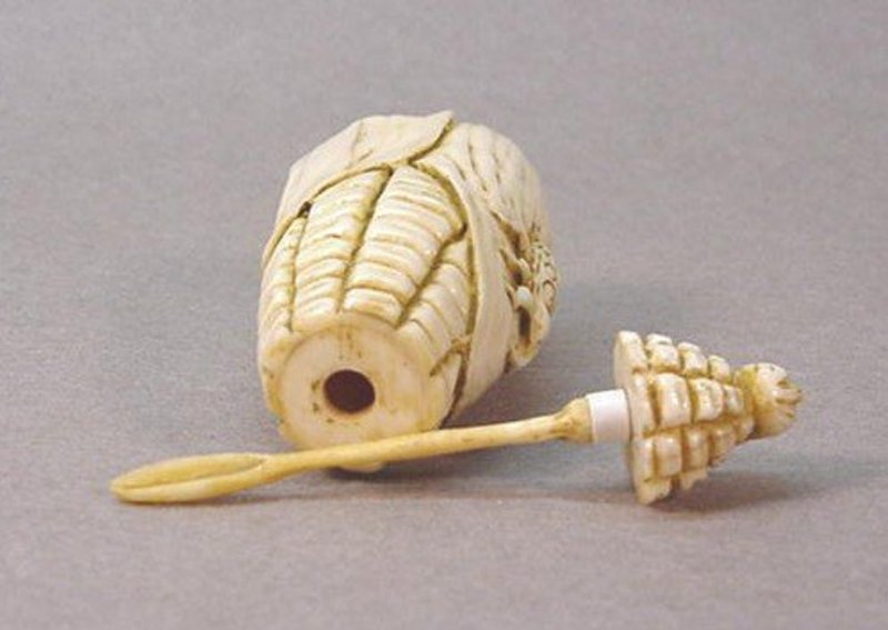 CHINESE CARVED IVORY SNUFF BOTTLE OF AN EAR OF CORN