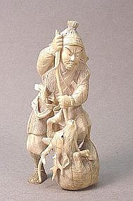 JAPANESE 19TH CENTURY CARVED IVORY OKIMONO OF A HUNTER