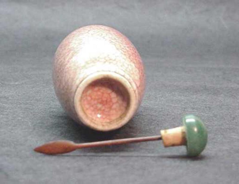 CHINESE RED CRACKLE PORCELAIN SNUFF BOTTLE