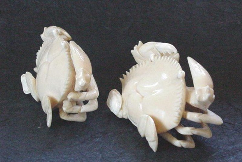 JAPANESE CARVED IVORY PAIR OF CRABS
