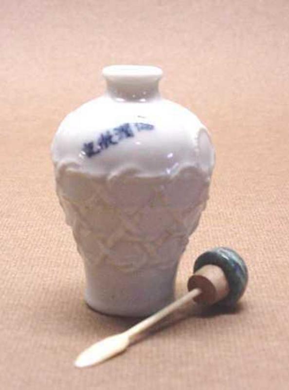 CHINESE UNUSUAL PORCELAIN SNUFF BOTTLE