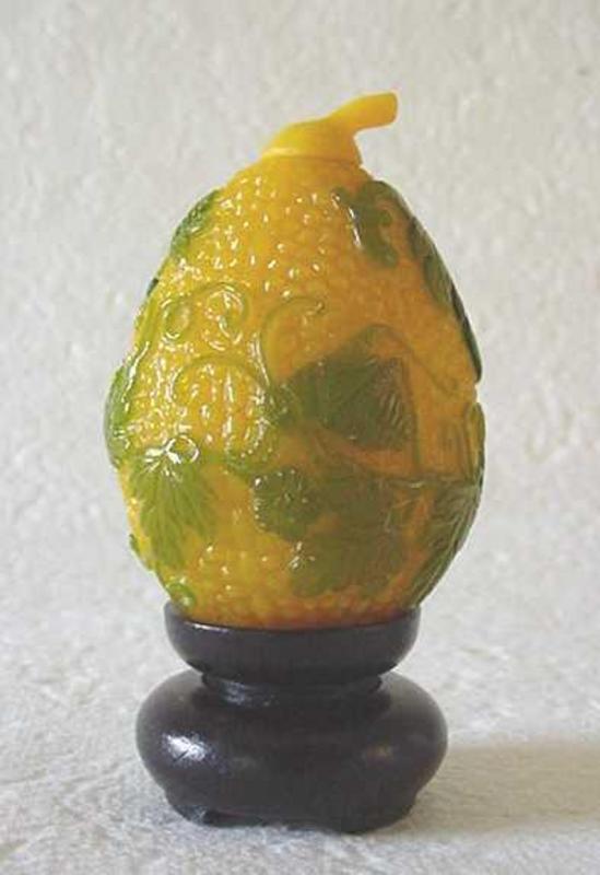 CHINESE OVERLAY GLASS SNUFF BOTTLE