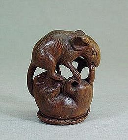 JAPANESE CARVED WOOD NETSUKE OF TWO MICE