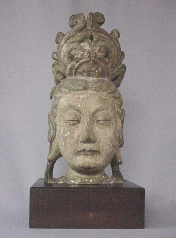 17TH C. CHINESE CARVED WOOD HEAD OF GUAN YIN