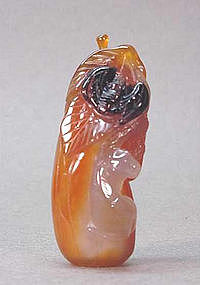 CHINESE CARVED SQUASH AGATE SNUFF BOTTLE