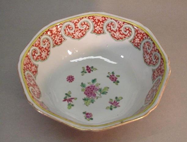 A PAIR OF CHINESE FAMILLE ROSE 8 SIDED BOWLS