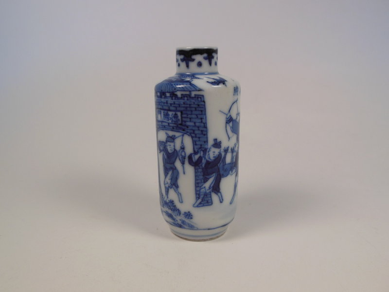 Chinese Blue and White snuff bottle