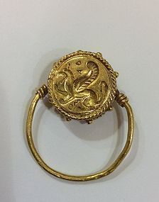 A GREEK GOLD BOX-BEZEL RING WITH GRIFFIN