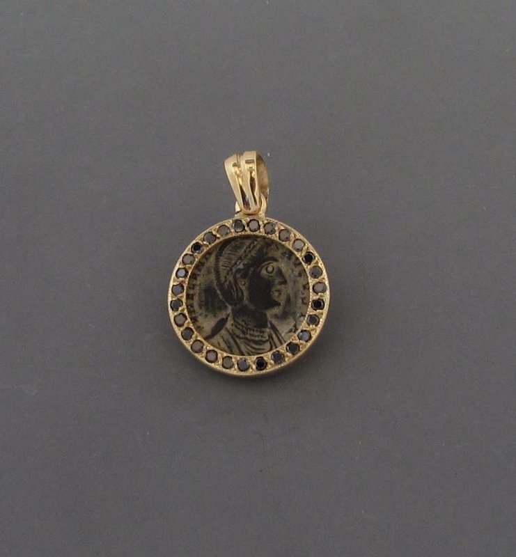 A ROMAN FOLLIS OF HELENA AUGUSTA IN 18K GOLD PENDANT WITH DIAMONDS
