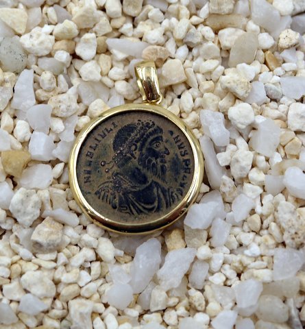 A ROMAN BRONZE COIN OF JULIAN II (THE PHILOSOPHER) IN 18K GOLD PENDANT