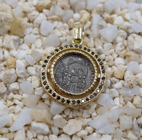 A ROMAN ARGENTEUS OF CONSTANTIUS I SET IN 18K PENDANT WITH DIAMONDS